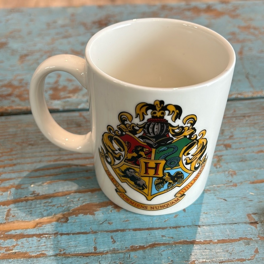 Harry Potter Hogwarts Crest white ceramic mug 4“ x 3“